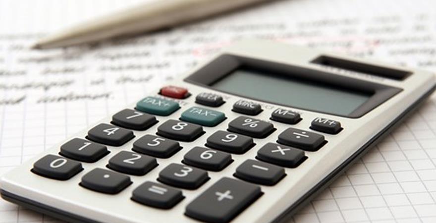 accountant-1238598 340